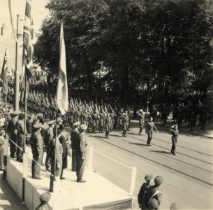 600832 Afbeelding van het bordes op het Vredenburg te Utrecht met de hoogwaardigheidsbekleders generaal H.D.G. Crerar ...